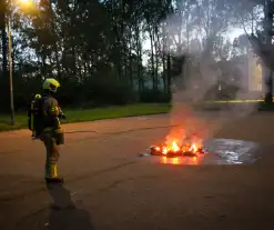 Buitenbrand op voetbalveld snel onder controle