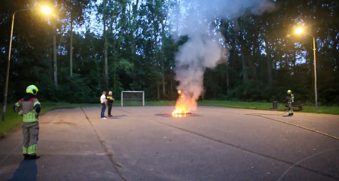 Buitenbrand op voetbalveld snel onder controle - Foto 1