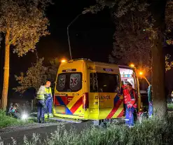 Traumateam ingezet nadat scooter tegen boom botst