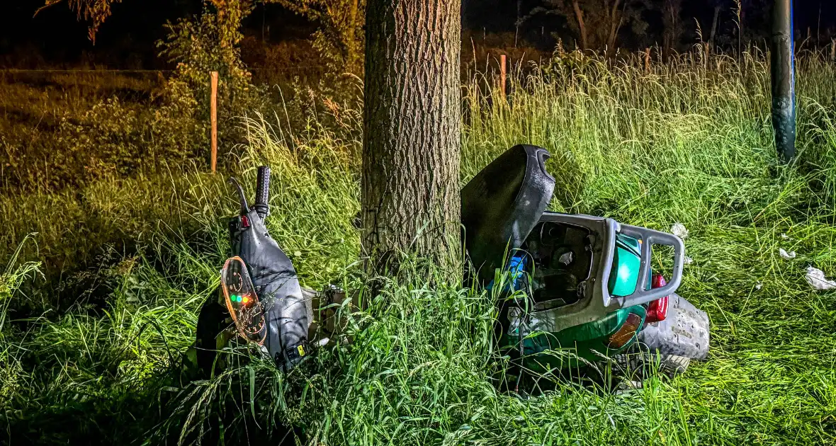 Traumateam ingezet nadat scooter tegen boom botst - Foto 2