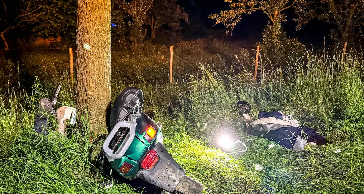 Traumateam ingezet nadat scooter tegen boom botst - Foto 3
