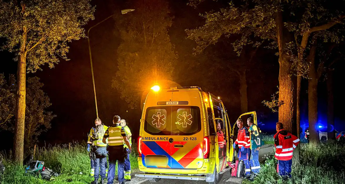 Traumateam ingezet nadat scooter tegen boom botst - Foto 4