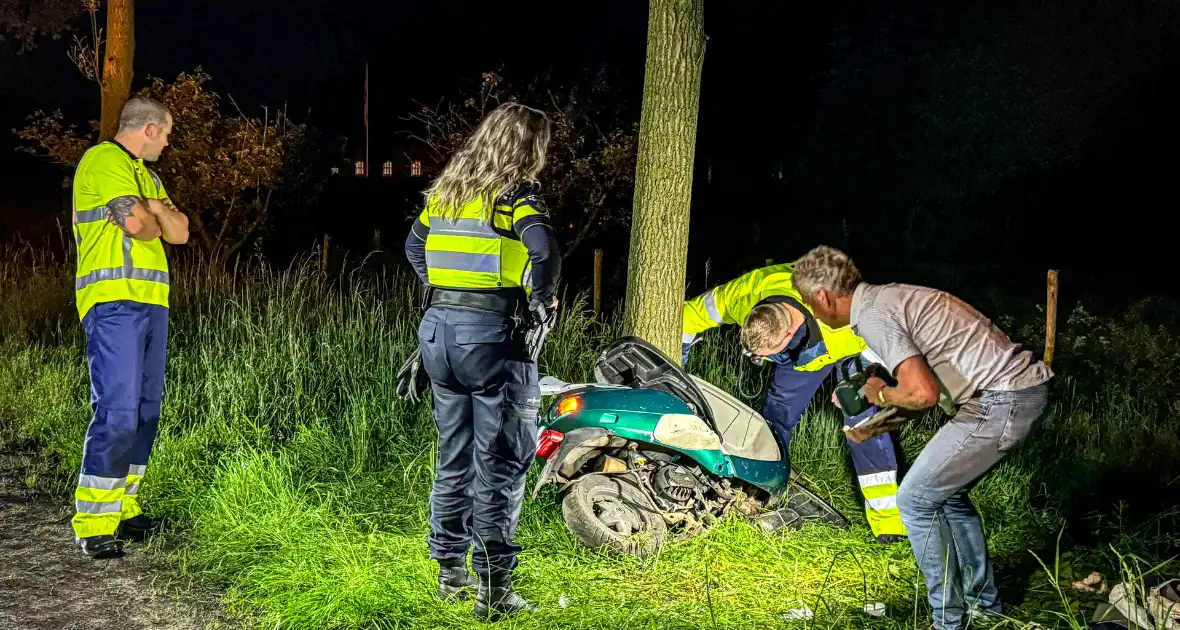 Traumateam ingezet nadat scooter tegen boom botst - Foto 5