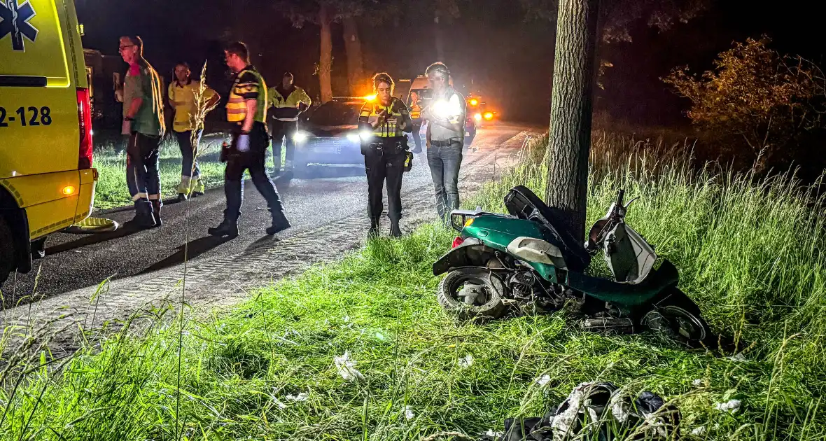 Traumateam ingezet nadat scooter tegen boom botst - Foto 6