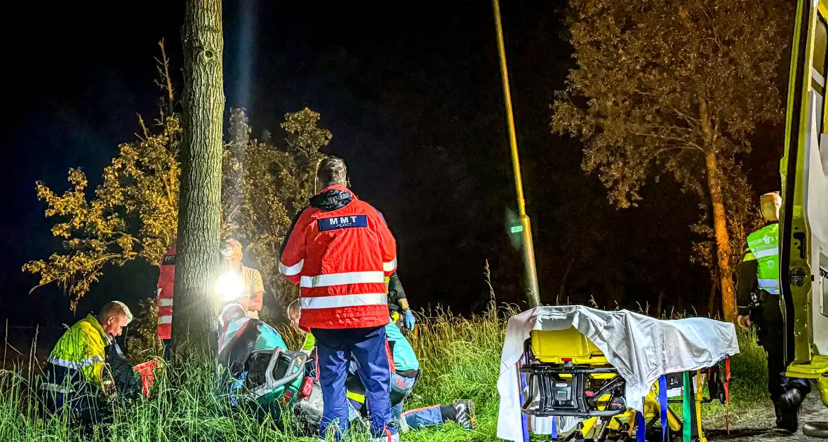 Traumateam ingezet nadat scooter tegen boom botst - Foto 8