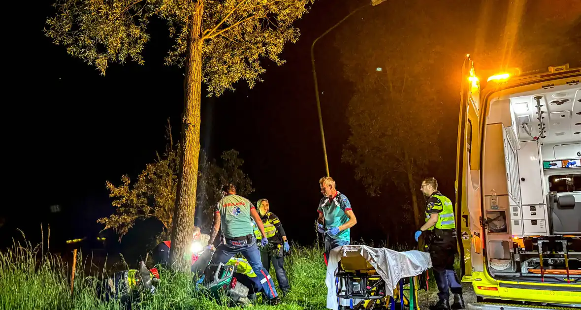 Traumateam ingezet nadat scooter tegen boom botst - Foto 9
