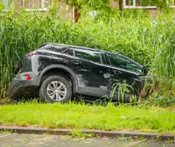 Auto eindigt in het riet