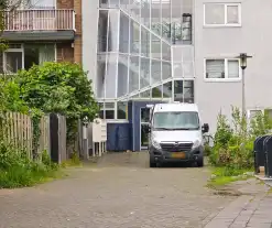 Politie aanwezig na aantreffen van overleden persoon in woning