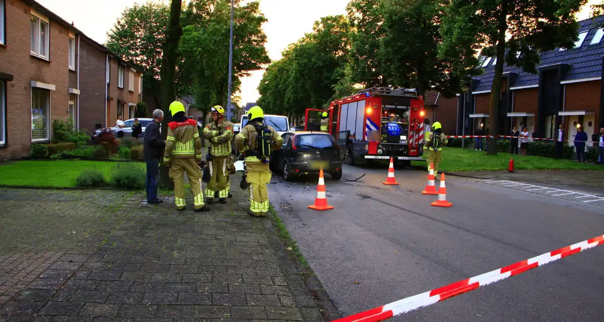 Automobilist botst frontaal op bestelbus - Foto 1