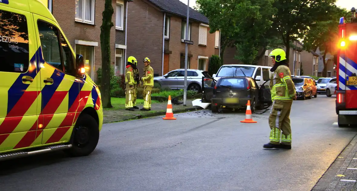 Automobilist botst frontaal op bestelbus - Foto 2