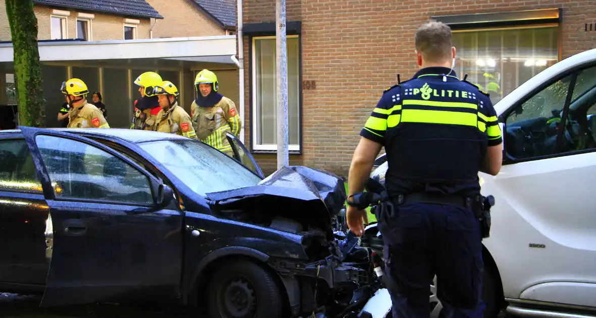 Automobilist botst frontaal op bestelbus - Foto 5