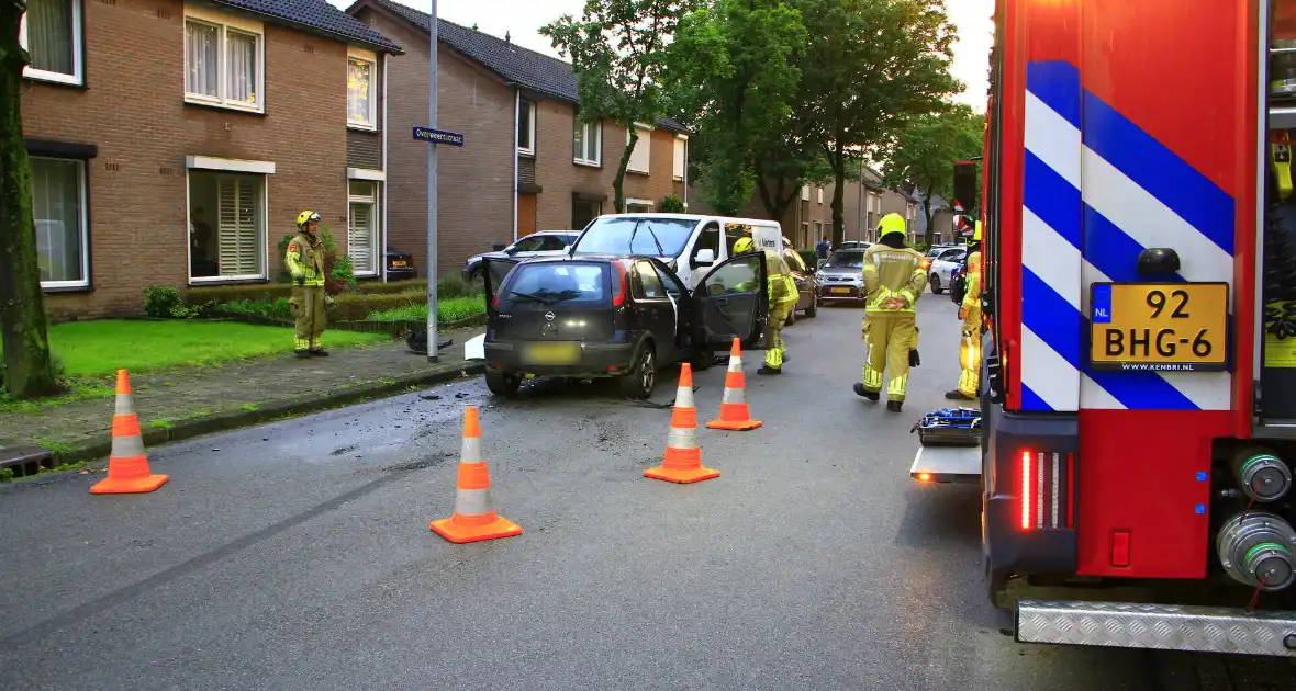 Automobilist botst frontaal op bestelbus - Foto 8