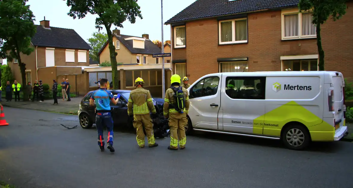 Automobilist botst frontaal op bestelbus - Foto 9