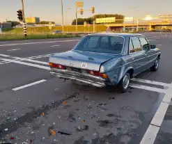 Twee oldtimers in botsing voor verkeerslichten