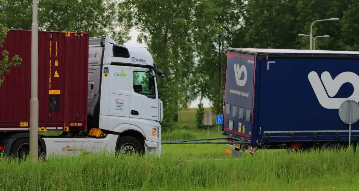 Vrachtwagen met dertig ton uien belandt in middenberm