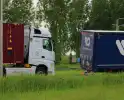 Vrachtwagen met dertig ton uien belandt in middenberm