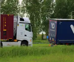 Vrachtwagen met dertig ton uien belandt in middenberm