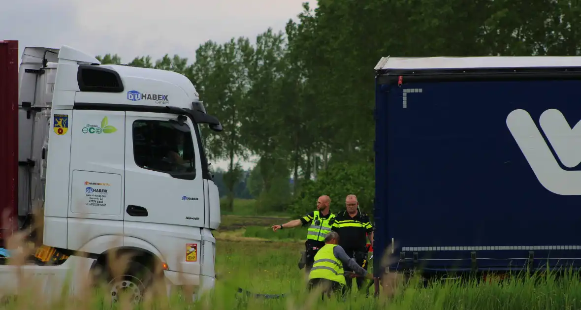 Vrachtwagen met dertig ton uien belandt in middenberm - Foto 1