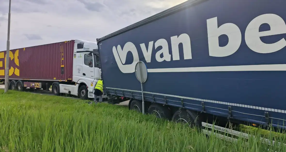 Vrachtwagen met dertig ton uien belandt in middenberm - Foto 10
