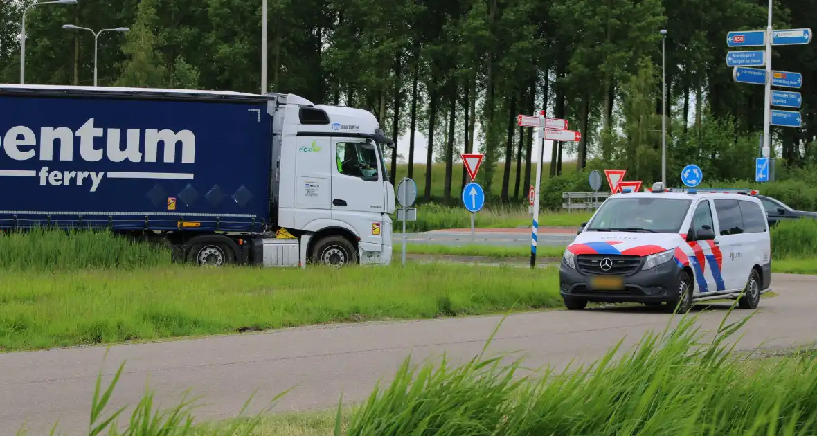 Vrachtwagen met dertig ton uien belandt in middenberm - Foto 3