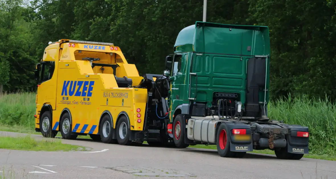 Vrachtwagen met dertig ton uien belandt in middenberm - Foto 6