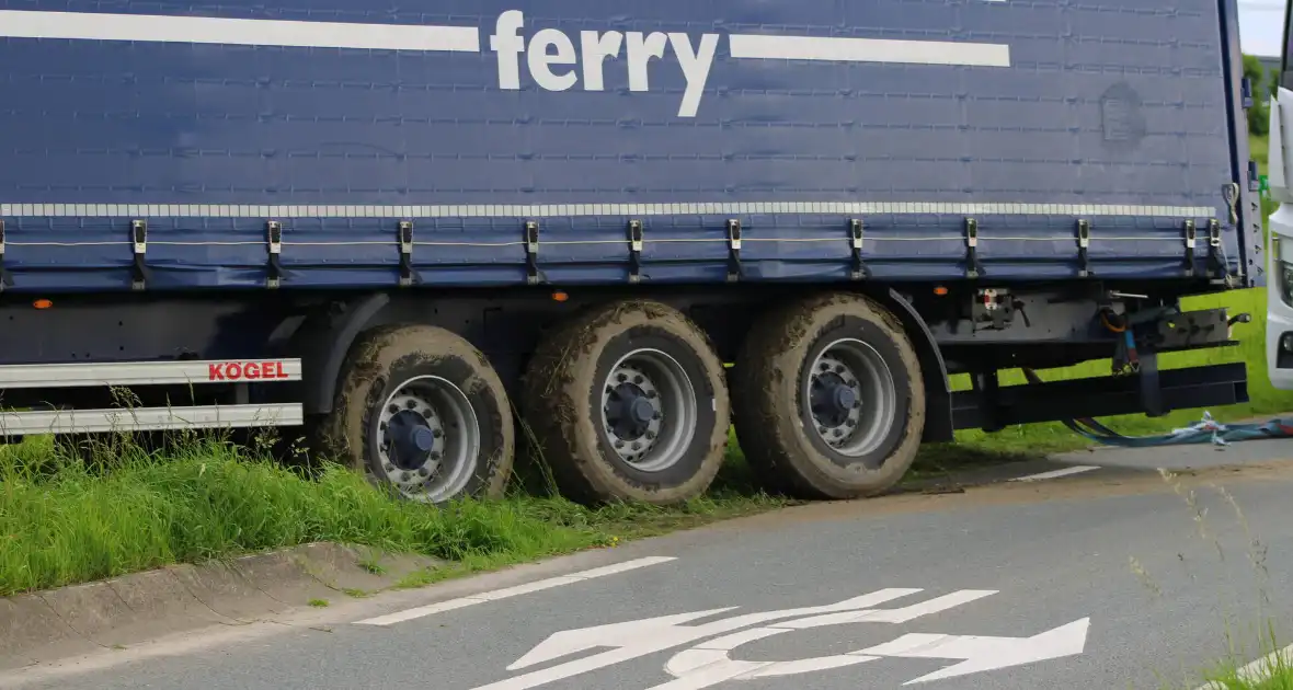 Vrachtwagen met dertig ton uien belandt in middenberm - Foto 8