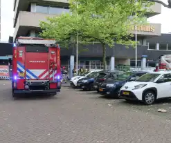 Veel rook op bovenste verdieping bij verlaten pand