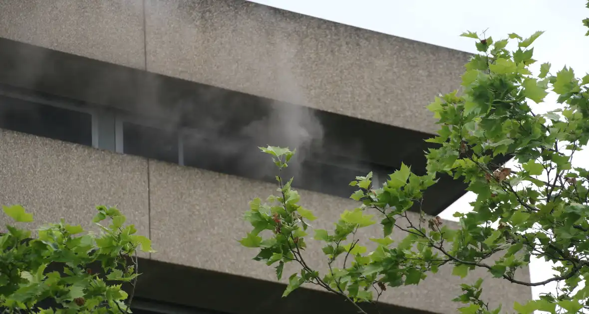 Veel rook op bovenste verdieping bij verlaten pand - Foto 2