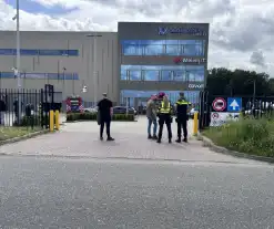 Zonnepanelen op dak van bedrijfspand in brand