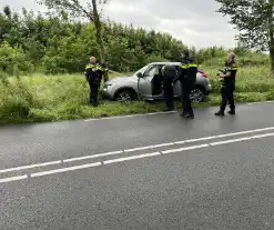 Bestuurster gewond bij botsing tegen boom