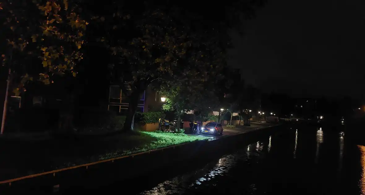 Persoon valt in het water tijdens nachtelijke uren - Foto 2