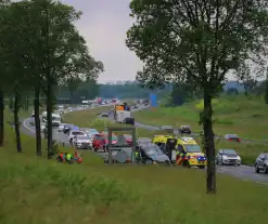 Bestelbus raakt van de snelweg