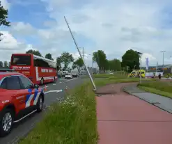 Automobilist rijdt tegen lantaarnpaal en hekwerk