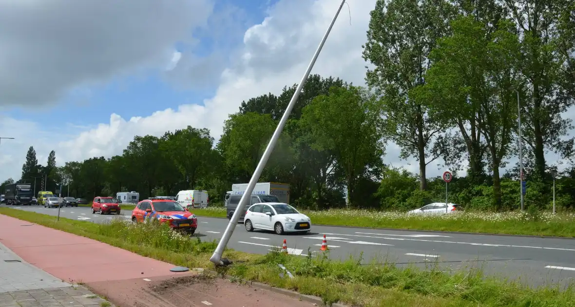 Automobilist rijdt tegen lantaarnpaal en hekwerk - Foto 2