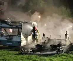 Caravans uitgebrand en auto's beschadigd, politie onderzoekt brandstichting