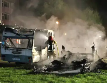 Caravans uitgebrand en auto's beschadigd, politie onderzoekt brandstichting