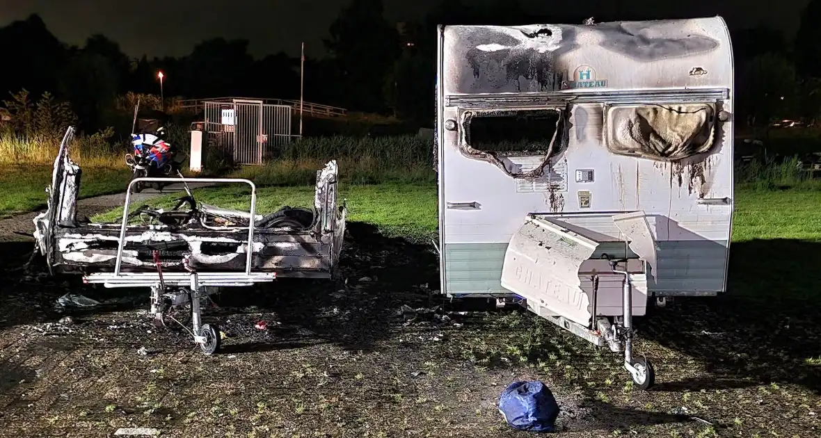 Caravans uitgebrand en auto's beschadigd, politie onderzoekt brandstichting - Foto 1