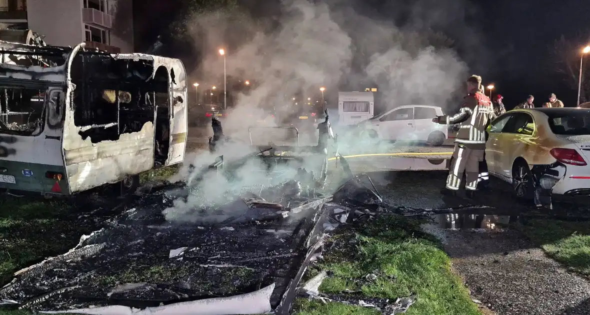 Caravans uitgebrand en auto's beschadigd, politie onderzoekt brandstichting - Foto 10
