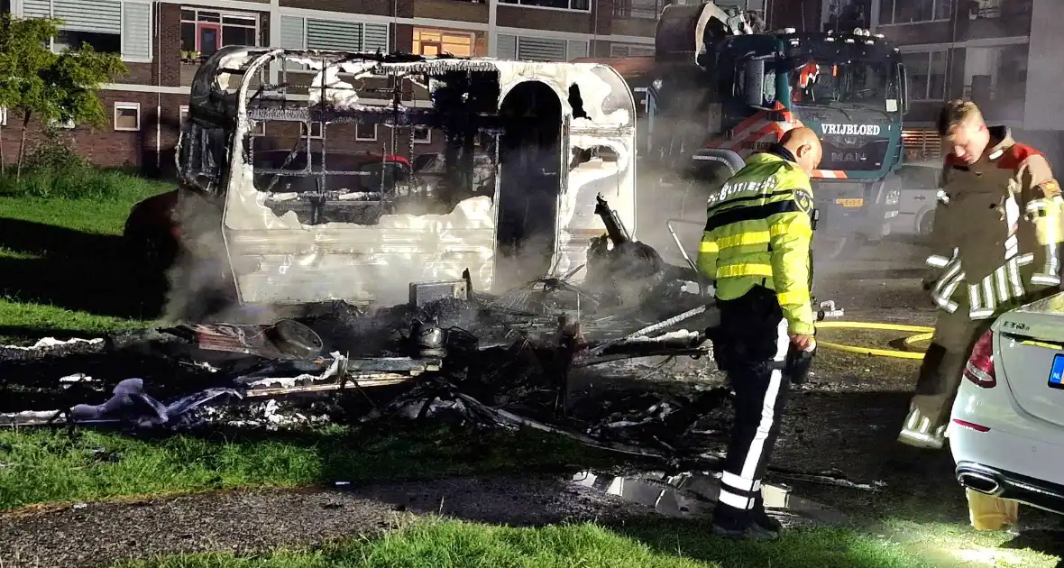 Caravans uitgebrand en auto's beschadigd, politie onderzoekt brandstichting - Foto 11