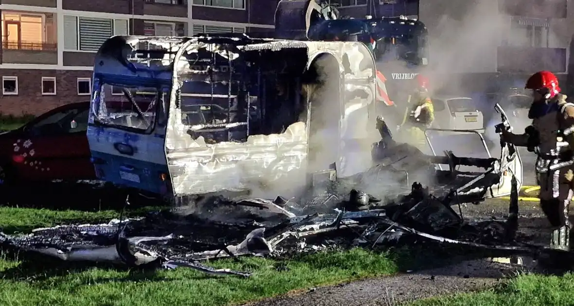 Caravans uitgebrand en auto's beschadigd, politie onderzoekt brandstichting - Foto 12