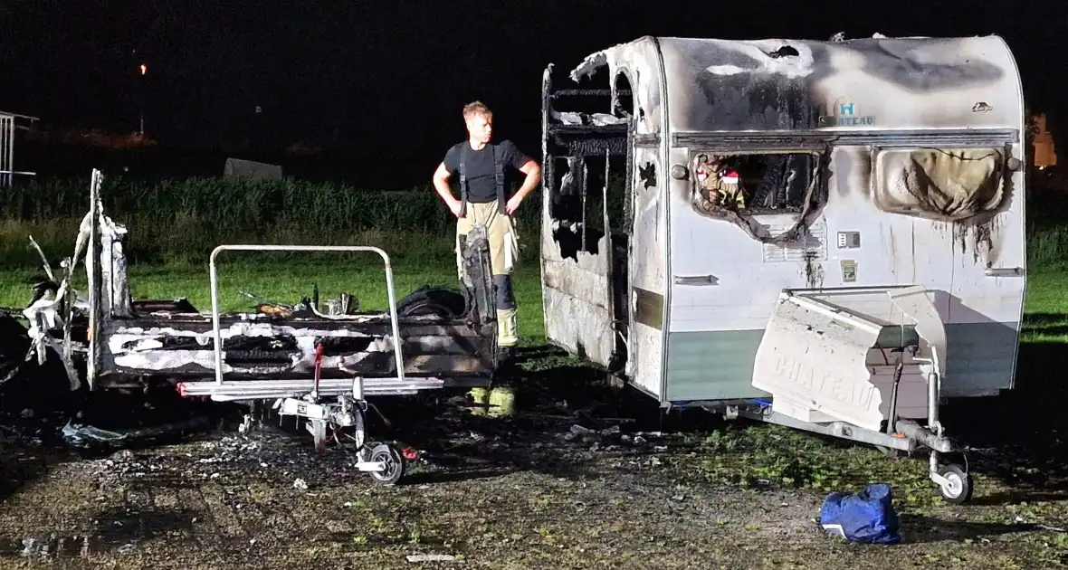Caravans uitgebrand en auto's beschadigd, politie onderzoekt brandstichting - Foto 13