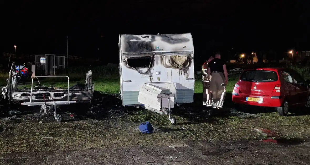 Caravans uitgebrand en auto's beschadigd, politie onderzoekt brandstichting - Foto 2