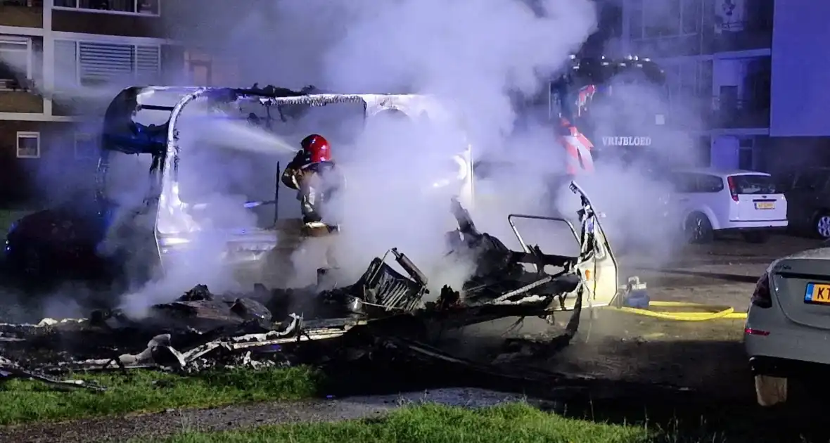 Caravans uitgebrand en auto's beschadigd, politie onderzoekt brandstichting - Foto 3