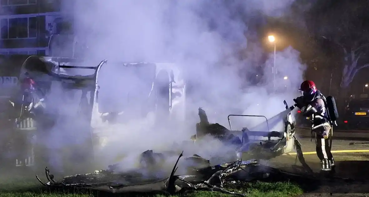 Caravans uitgebrand en auto's beschadigd, politie onderzoekt brandstichting - Foto 4