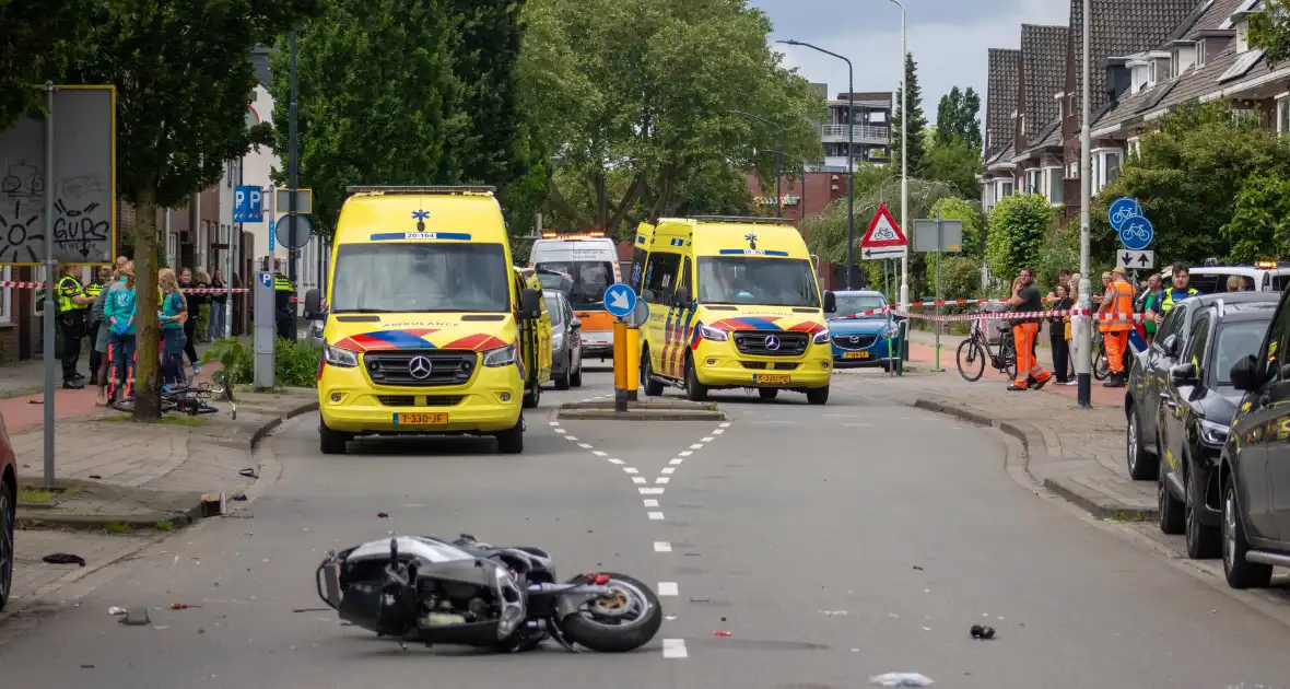 Twee zwaargewond bij aanrijding met motorscooter en fietsster