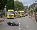 Twee zwaargewond bij aanrijding met motorscooter en fietsster