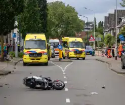 Twee zwaargewond bij aanrijding met motorscooter en fietsster