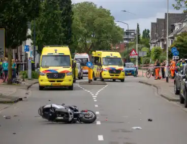 Twee zwaargewond bij aanrijding met motorscooter en fietsster