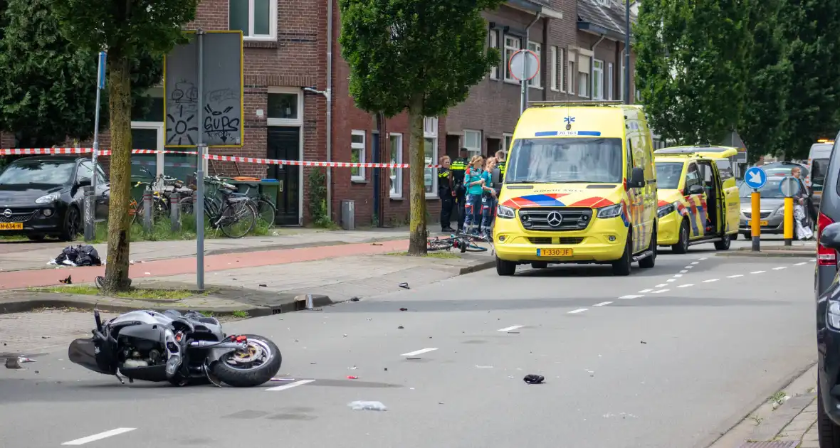 Twee zwaargewond bij aanrijding met motorscooter en fietsster - Foto 1