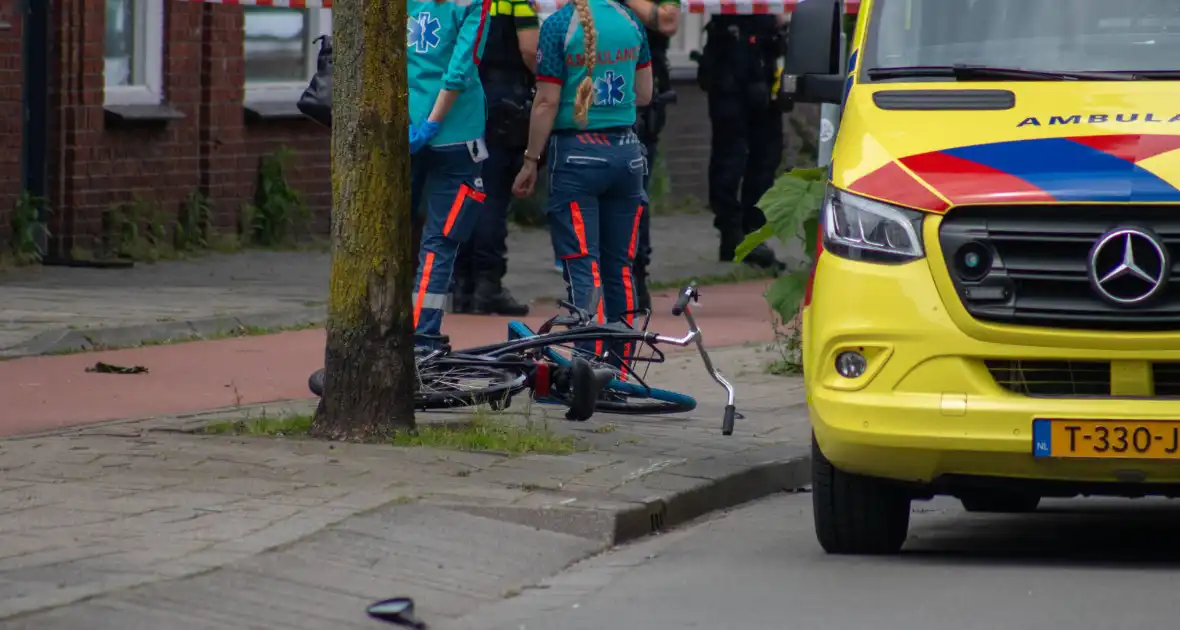 Twee zwaargewond bij aanrijding met motorscooter en fietsster - Foto 2